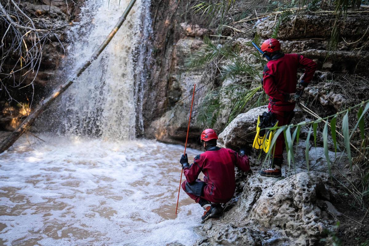 Los bomberos intensifican en Mediona la búsqueda del padre del menor hallado muerto