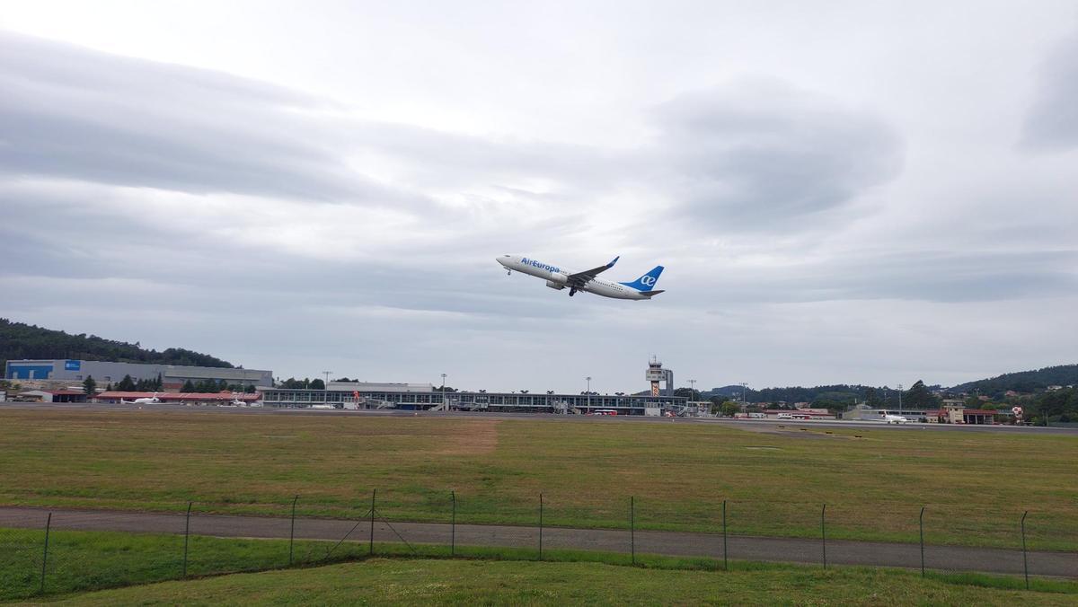 Un avión de Air Europa despegando este año del aeropuerto de Vigo.