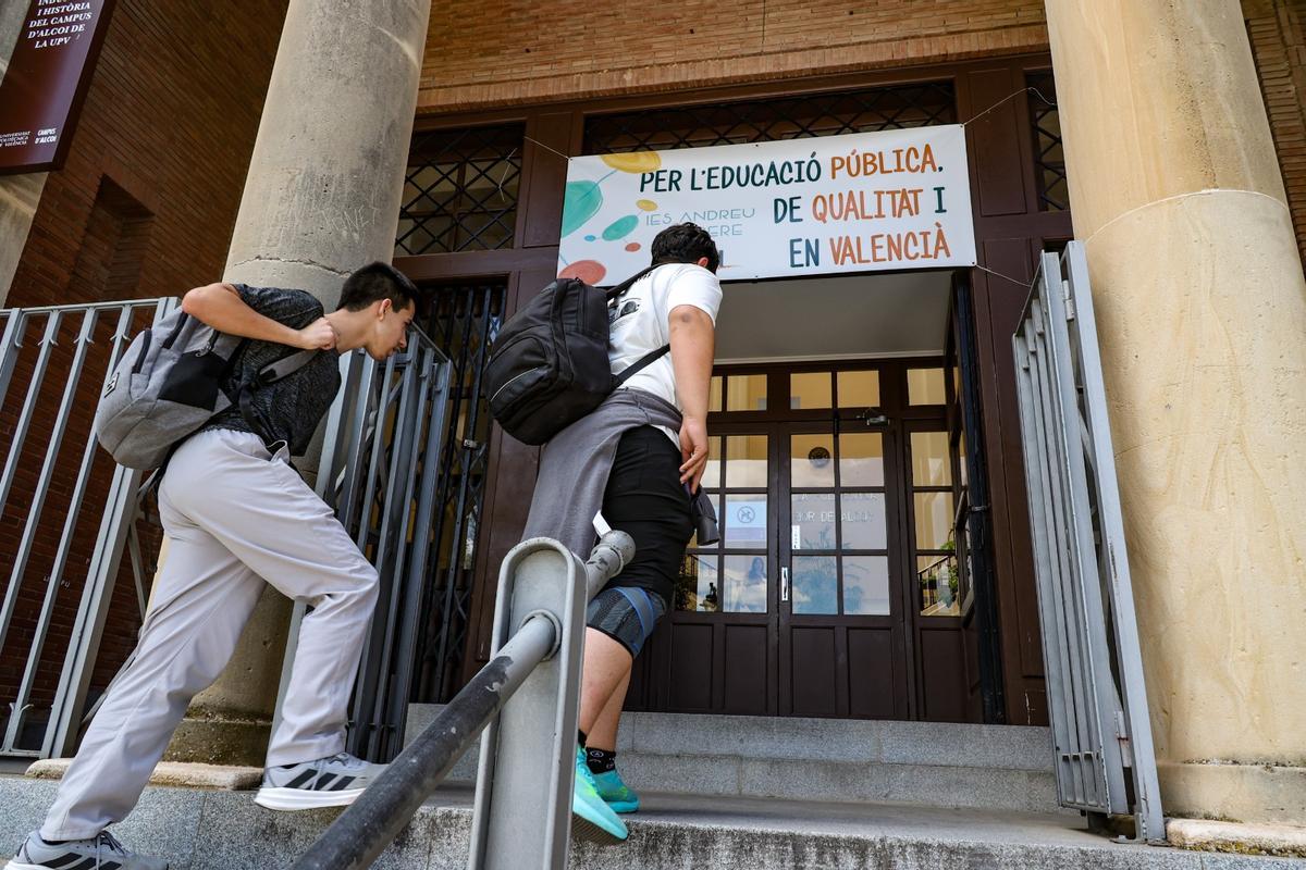 Acceso al edificio del Viaducto, donde dan clase los alumnos de Bachiller del IES Andreu Sempere desde hace año y medio