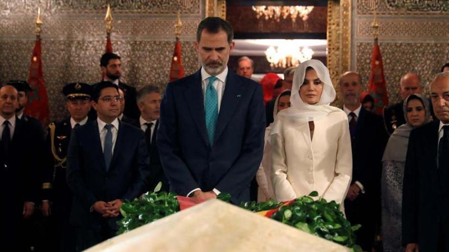 Los Reyes rinden homenaje a Hasán II y Mohamed V en su mausoleo en Rabat