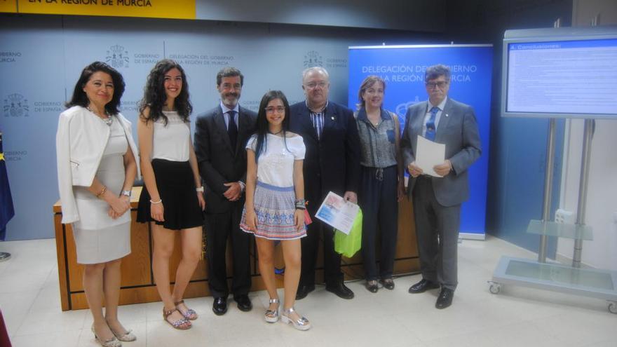 Las estudiantes María Fernández y Helena León reciben su premio en la sede de la Delegación del Gobierno.