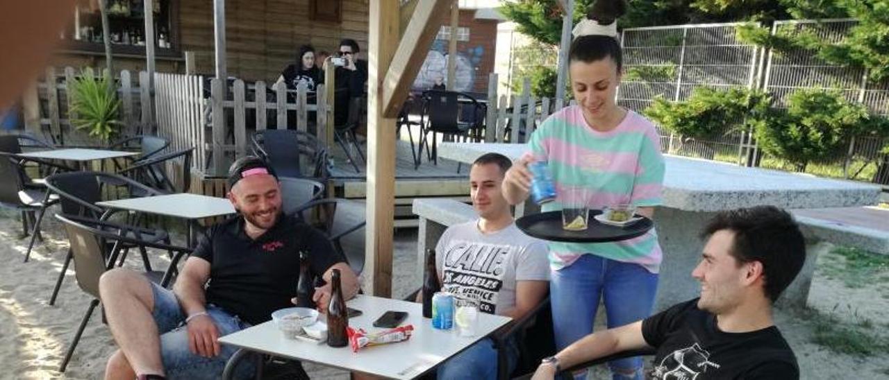 Una trabajadora en el chiringuito de la playa de Rodeira este verano.   | SANTOS ÁLVAREZ