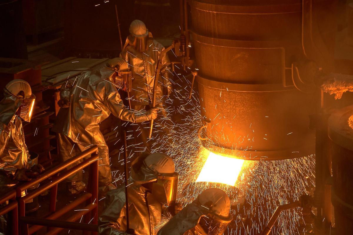 Trabajores del metal en la fundición de Ebroacero, en Zaragoza.