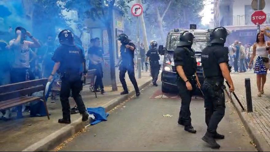 Sillas por los aires y enfrentamientos con aficionados del Espanyol: la policía carga contra los aficionados del Oviedo