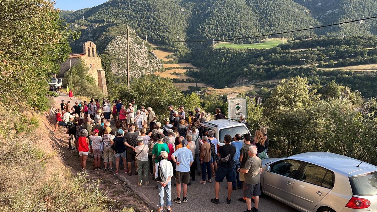 Un grup de persones seguint una visita guiada al nucli deshabitat de Tost, a Ribera d'Urgellet (Alt Urgell)