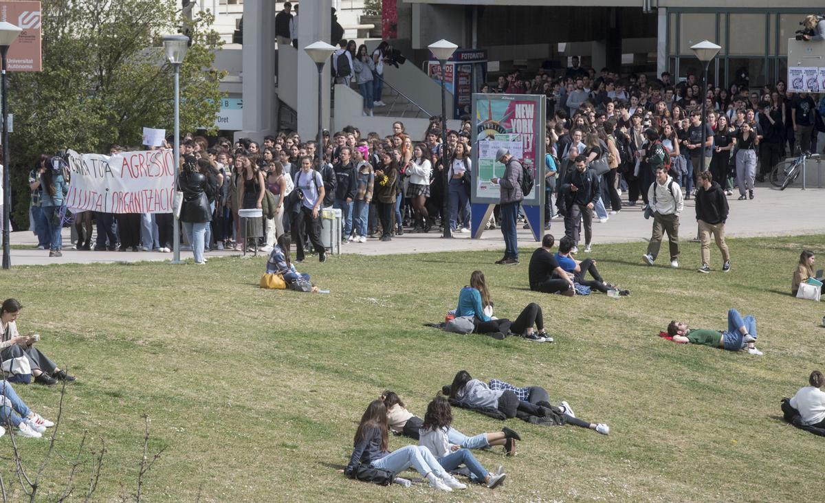 ¿S’haurien de prohibir les relacions íntimes entre professors i alumnes? «És una aberració que es permetin»