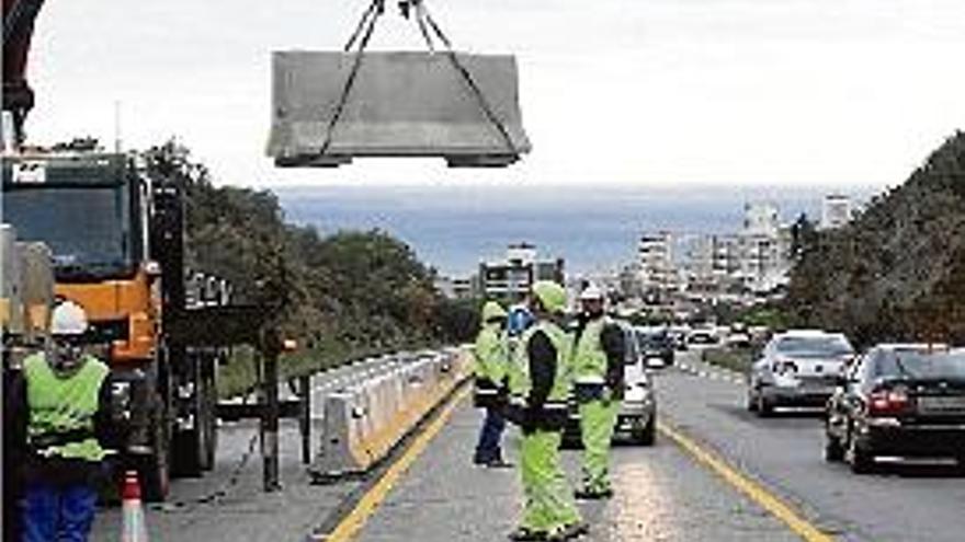 Operaris tallant un carril en el tram de Platja d&#039;Aro a Calonge.