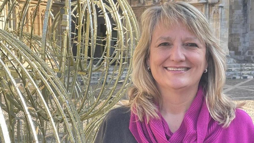 Helena Solana, amb la Basílica de Castelló d’Empúries de fons.