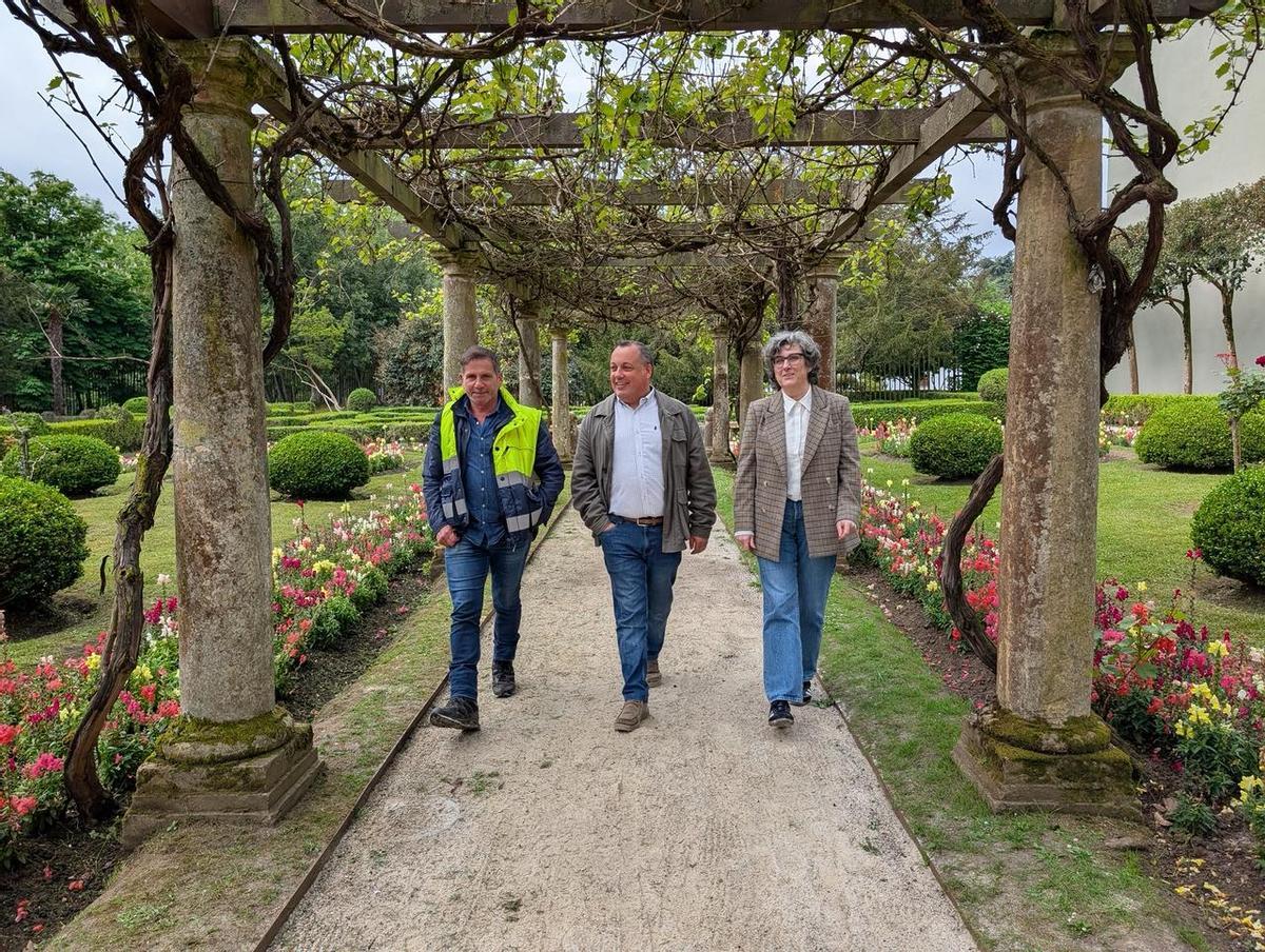 Carlos Rodríguez, Pelayo García y Cristina Tezanos, en el jardín francés