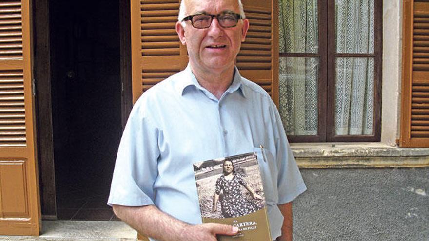 Joan Pons sostiene el libro sobre la ´glosadora´.