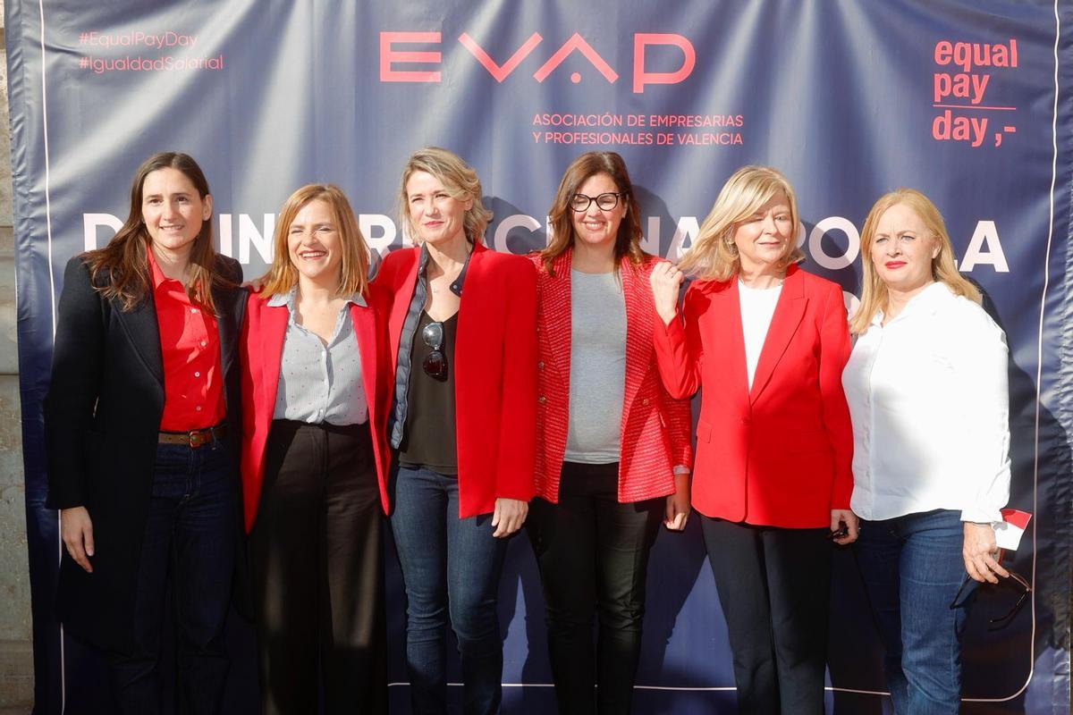 Pilar Bernabé, Marta Iranzo, Sandra Gómez y Gabriela Bravo, las cuatro en el centro, hoy