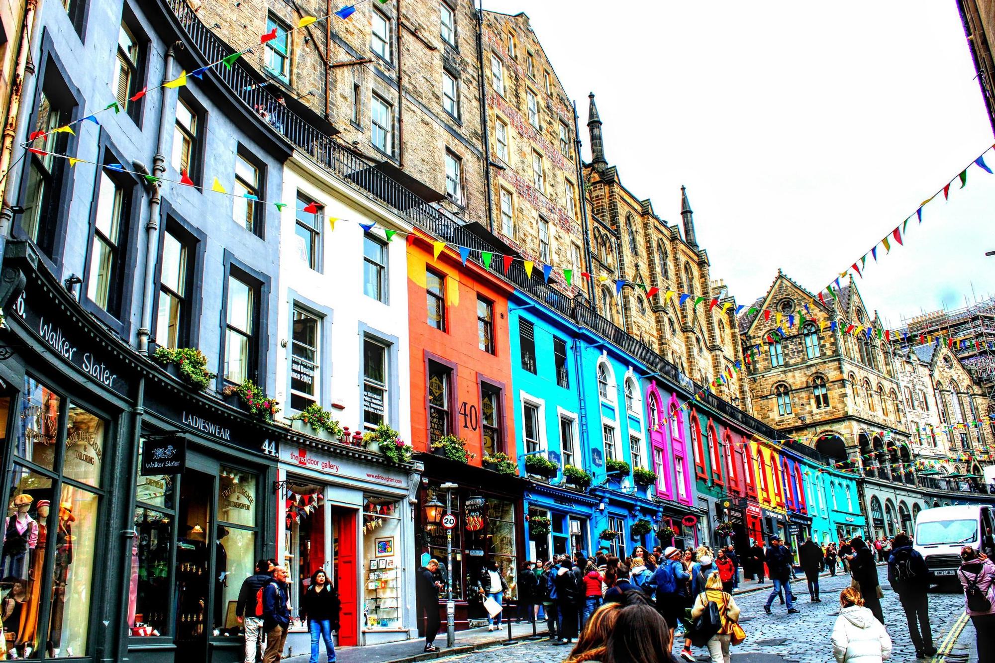La multicolor calle Victoria en Edimburgo