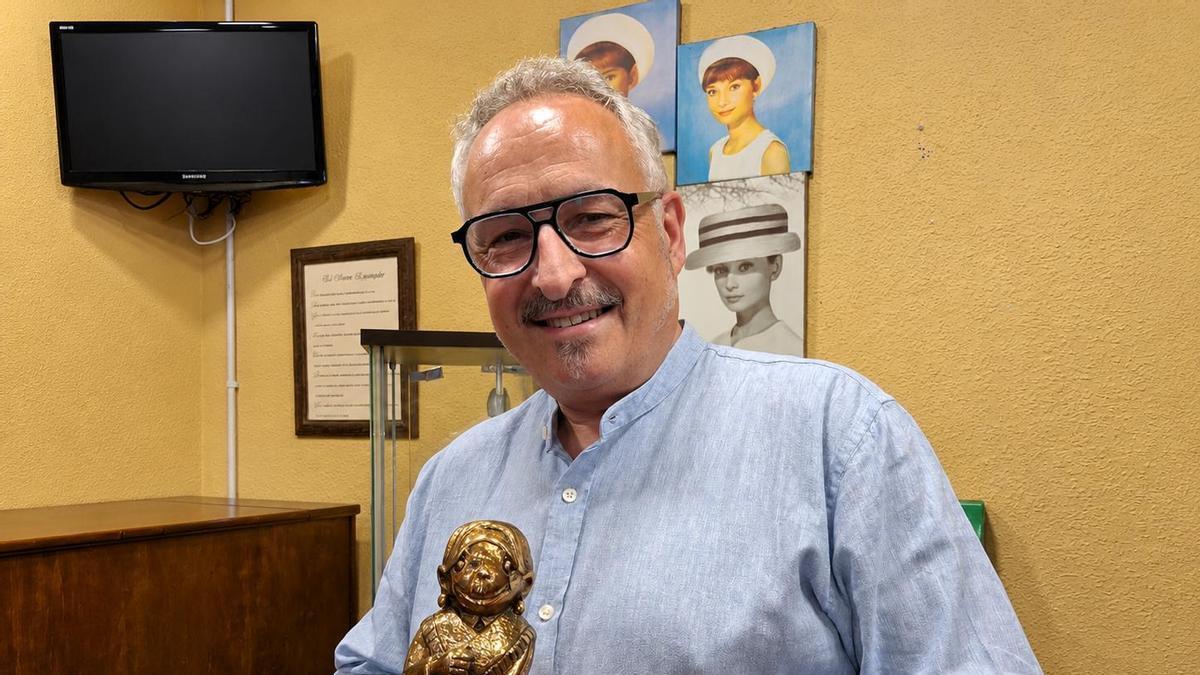 Alain Fernández, en el Prendes, con una estatuilla de los premios «Aurora».