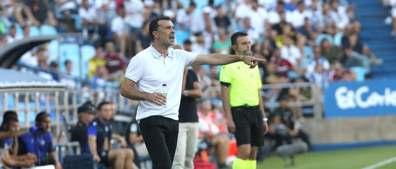 Carcedo da instrucciones durante el partido ante el Levante.