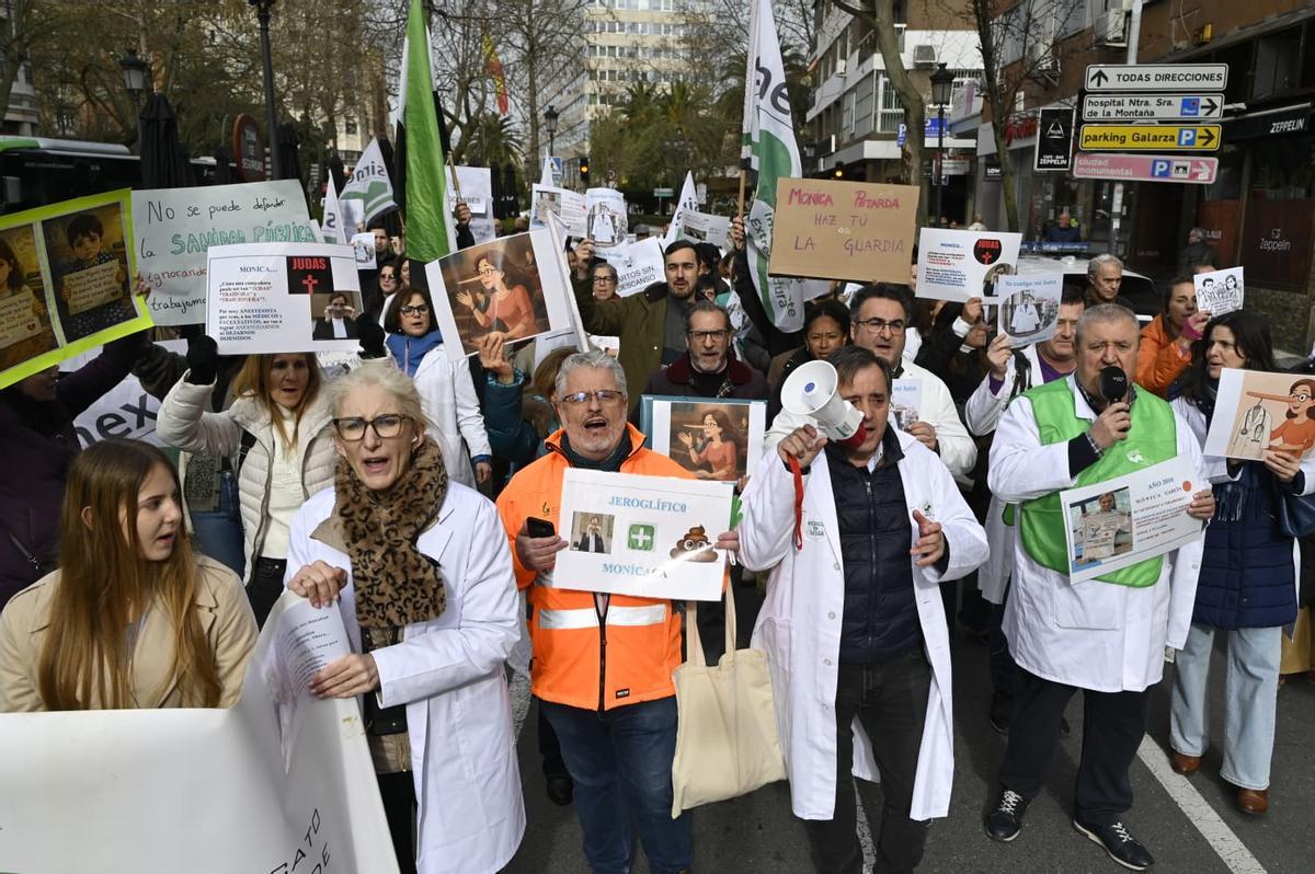 Cabeza de la manifestación de médicos celebrada esta mañana en Cáceres.