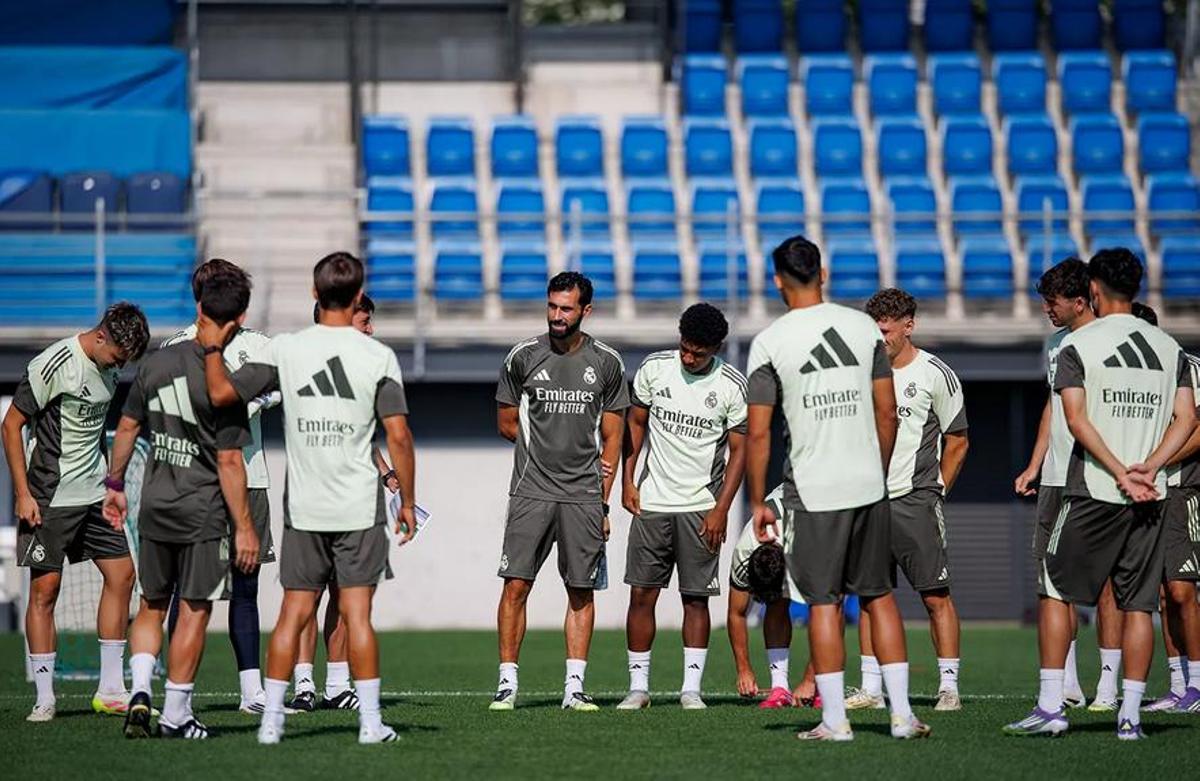 Álvaro Arbeloa, entrenador del Real Madrid Castilla, durante un entrenamiento.