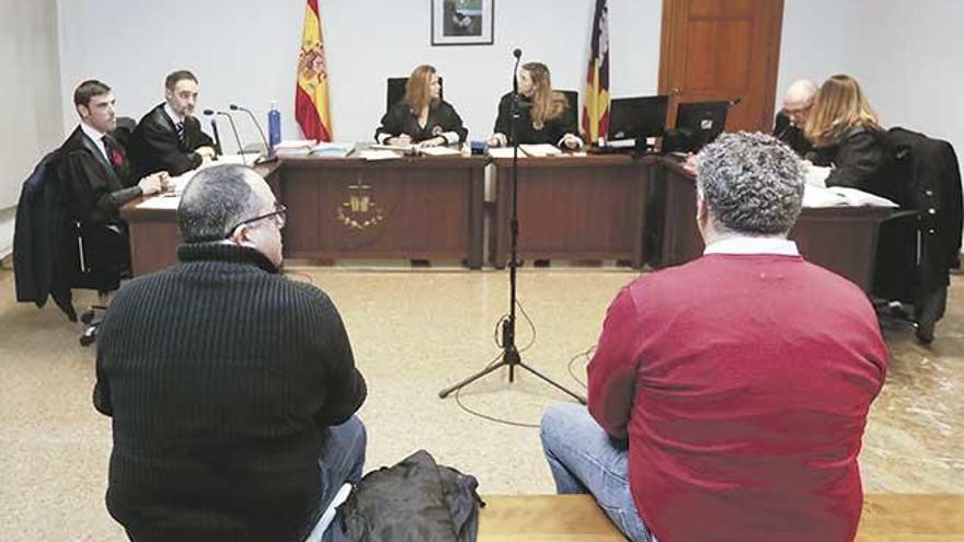 Los dos funcionarios absueltos, el día que se celebró el juicio.