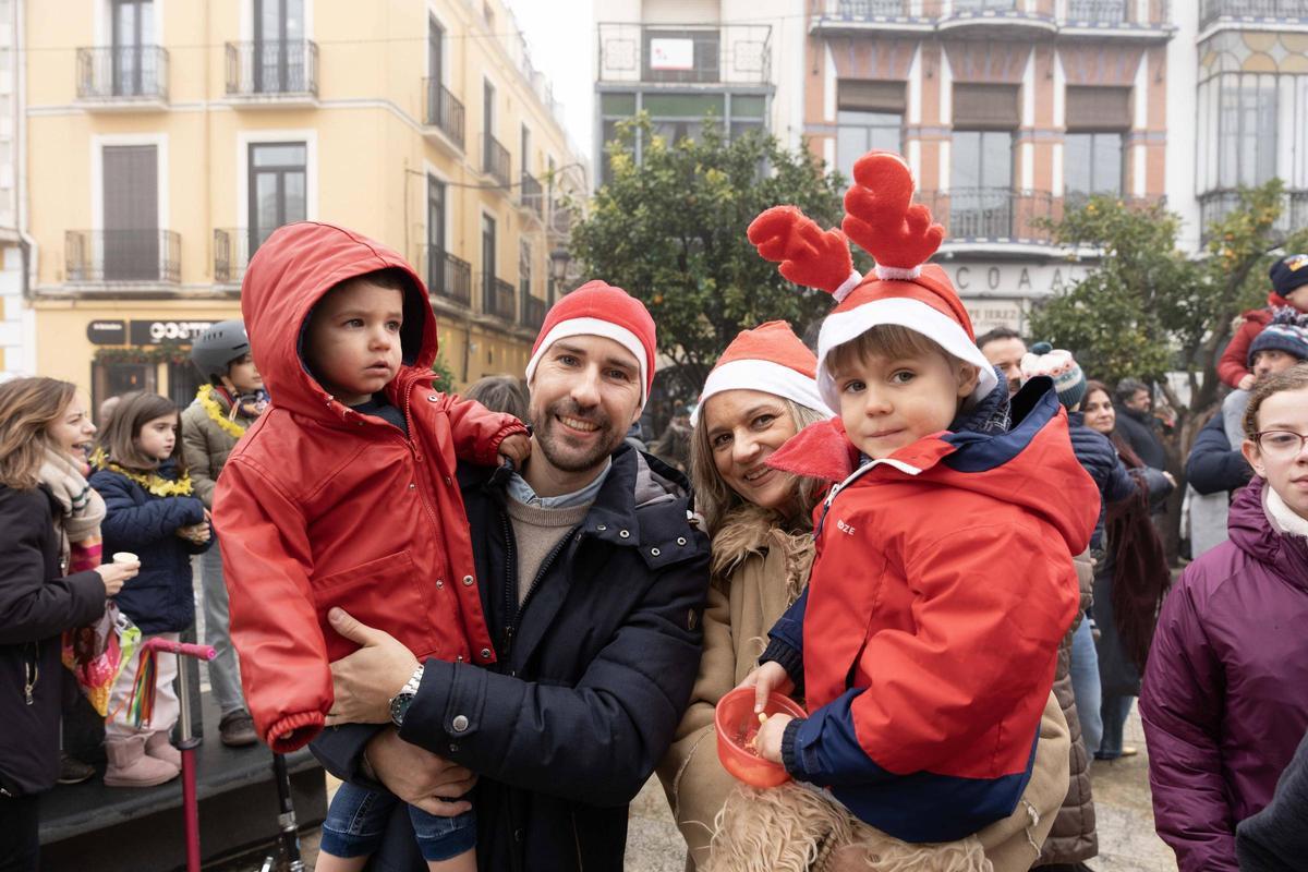 Los niños pacenses se comen las uvas de gominola en las campanadas de San Juan