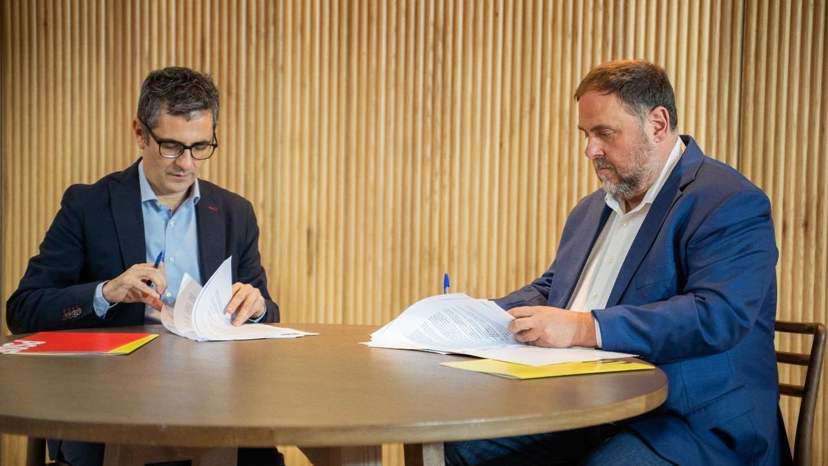 Oriol Junqueras y Félix Bolaños en la signatura del pacto de investidura de Pedro Sánchez