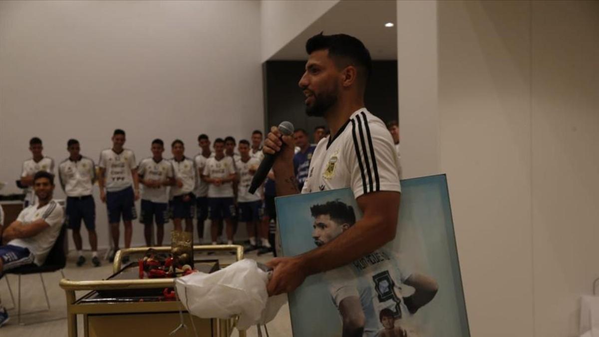 Sergio Agüero agradeció a sus compañeros la fiesta de cumpleaños