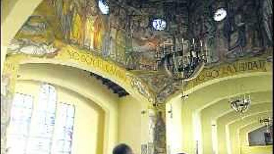 Fresco de Javier Clavo que preside la parroquia de Santa Bárbara.