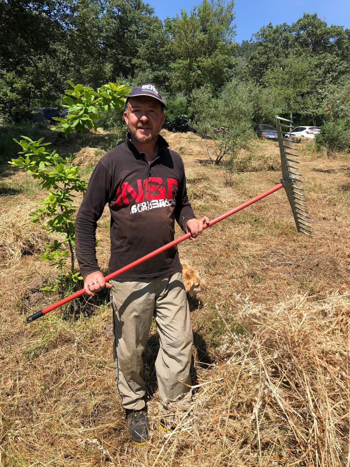 Paul Richardson, periodista y crítico gastronómico, en la finca donde reside, en Hoyos.