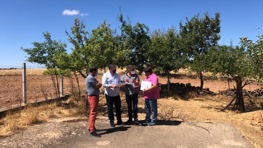 Representantes de la Diputación y del Ayuntamiento en el replanteo de las obras del depósito de Mellanes