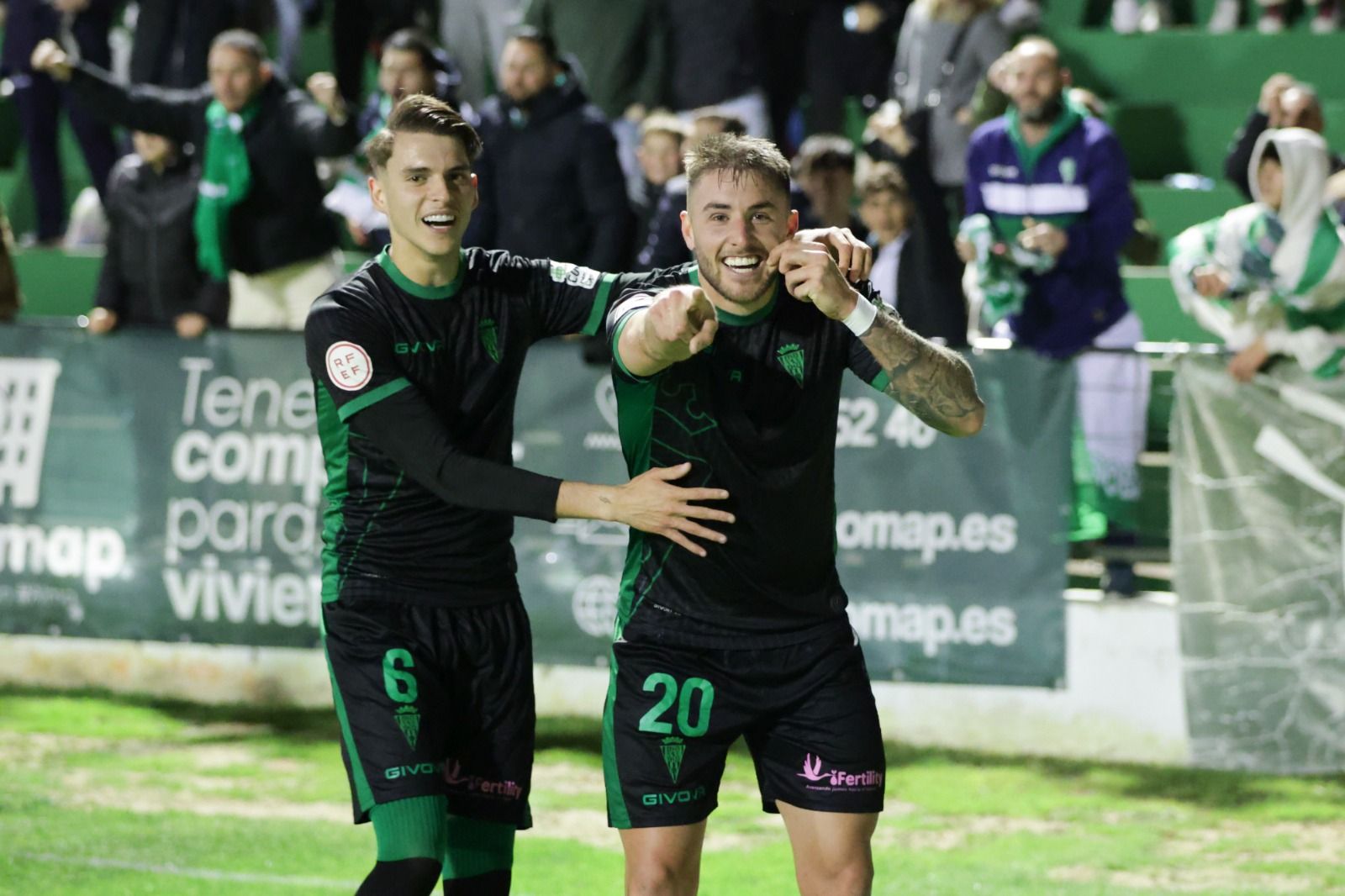 Álex Sala y Antonio Casas celebran el primer gol del Córdoba CF al Antequera en El Maulí.