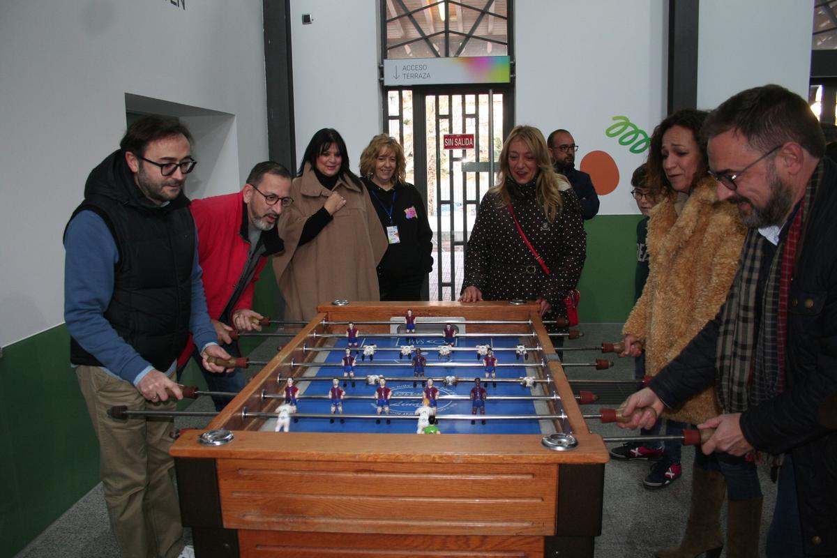 Isidro Abellán, José Luis Ruiz, María Ángeles Mazuecos, Isabel Casalduero y Diego José Mateos, se echaban un futbolín.