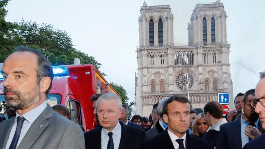 Macron, junto a la catedral de Notre Dame.