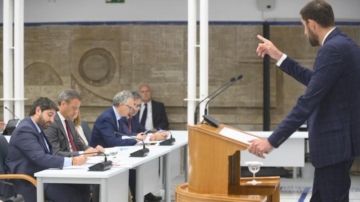 Fernando López Miras (i) y José Ángel Antelo, durante el debate de investidura fallido. Fernando López Miras (i) y José Ángel Antelo, durante el debate de investidura fallido.