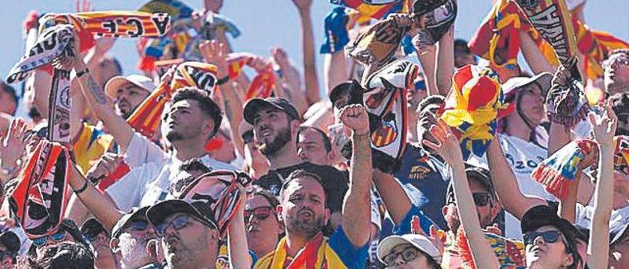 La afición valencianista en el Martínez Valero