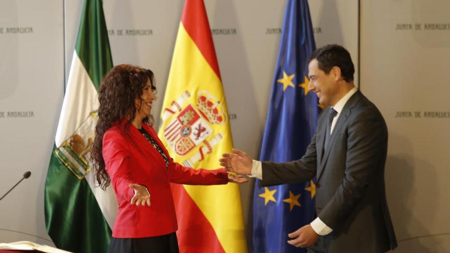 Ruiz, este martes en Sevilla tomando posesión de su cargo como consejera, ante la presencia de Juanma Moreno.