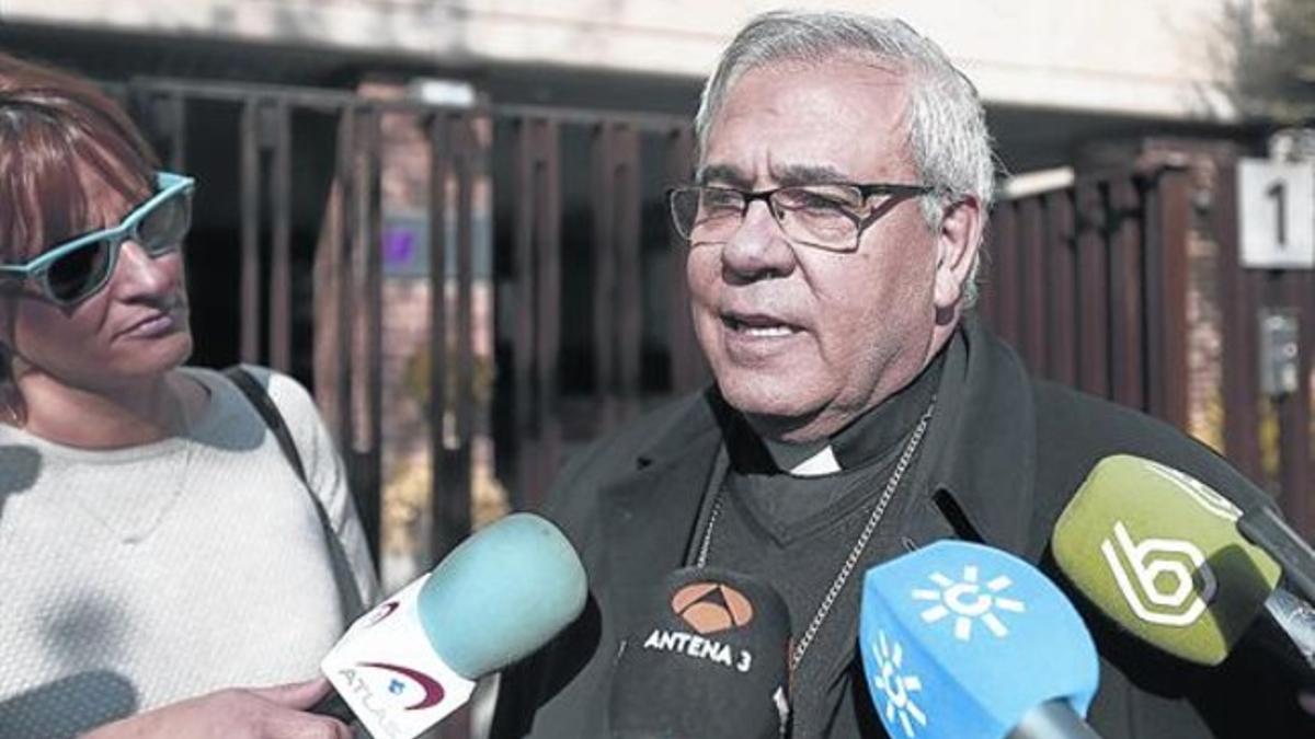 El arzobispo de Granada, Francisco José Martínez, atiende a los medios de comunicación tras la reunión de la asamblea plenaria de los obispos, ayer.