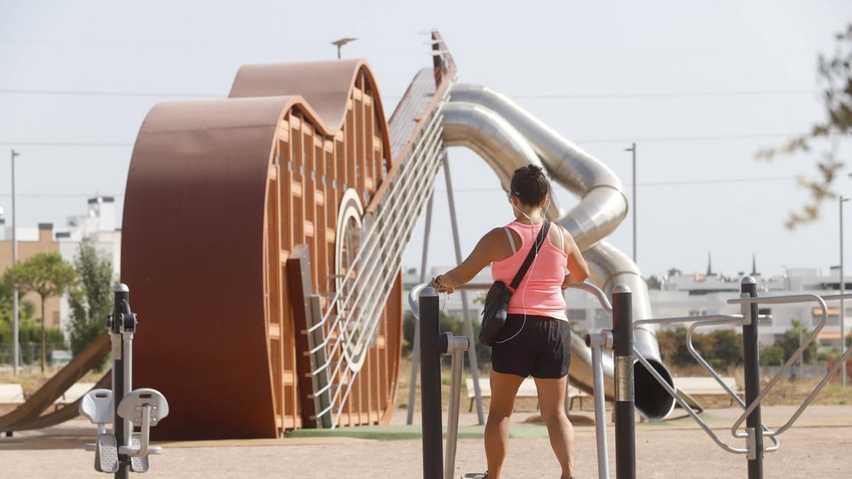 Guitarra gigante que hace las veces de parque infantil en el parque del Flamenco de Córdoba.