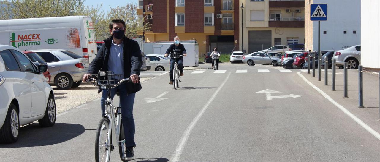 Varias personas con bicicletas eléctricas en Ontinyent, un municipio que las ha impulsado.            | PERALES IBORRA