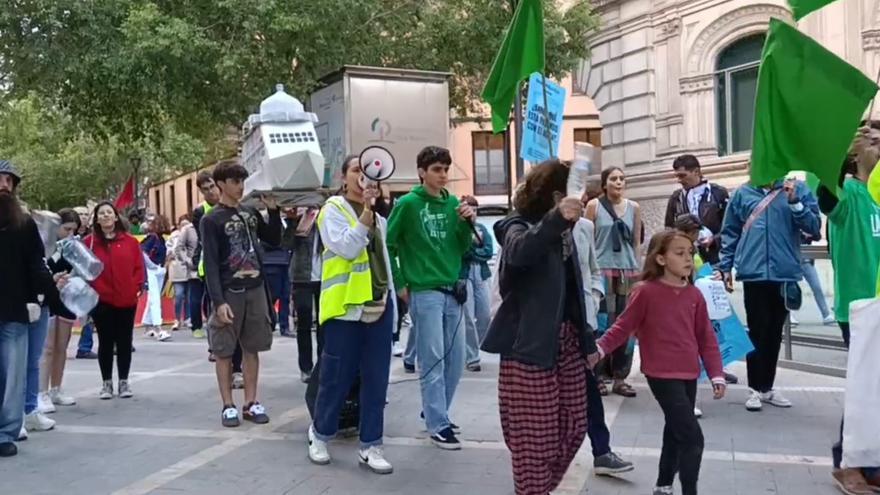 Manifestación por la inacción de las instituciones frente la sequía por culpa del turismo en Palma