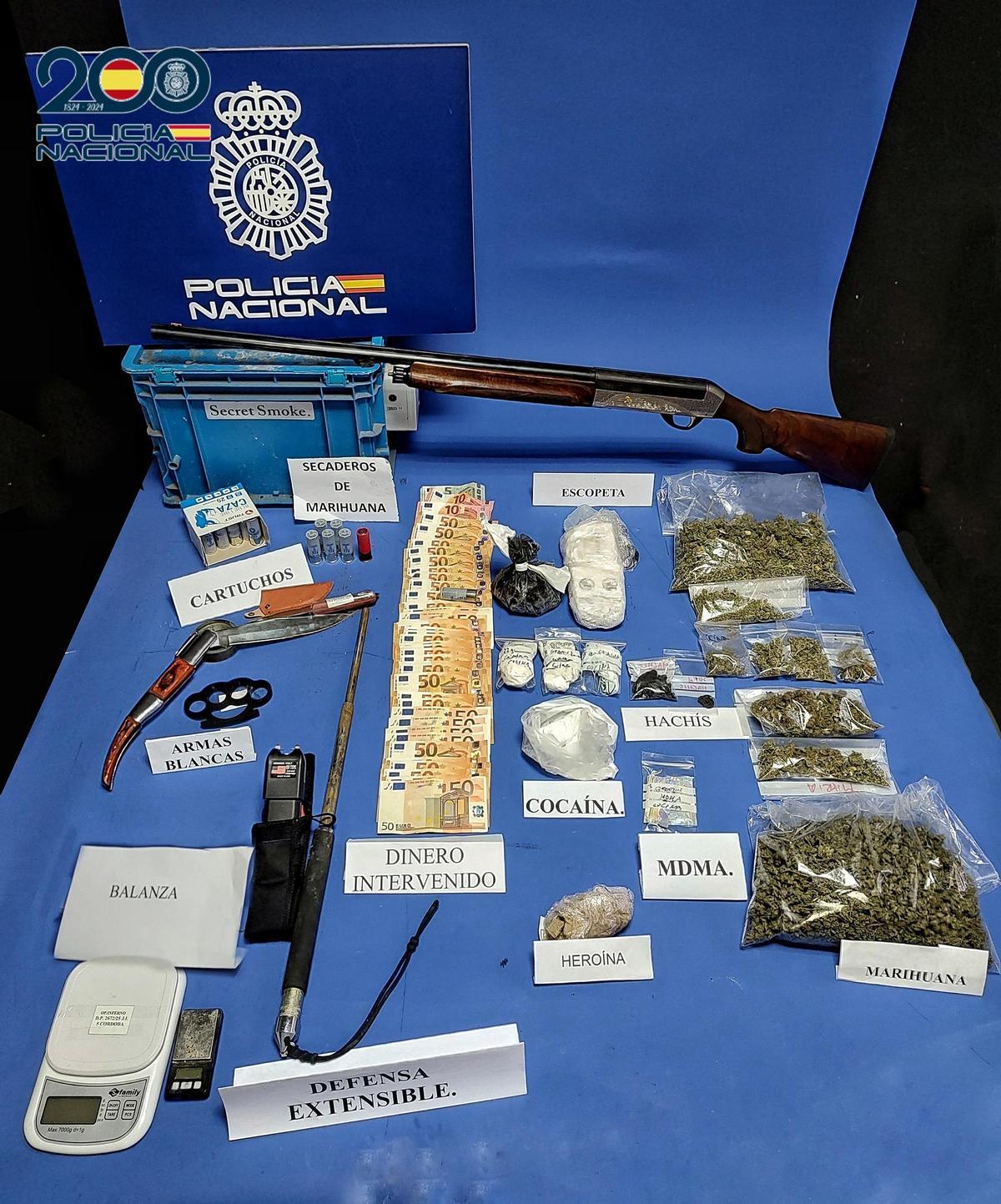 Droga y armas incautadas en Almodóvar del Río.
