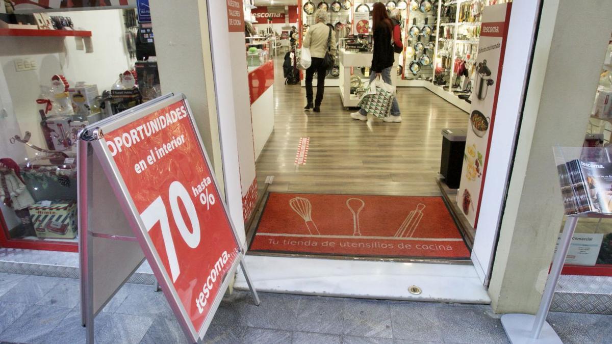 Rebajas en una tienda de 
menaje de la calle Sociedad
de Murcia.  Juan carlos caval