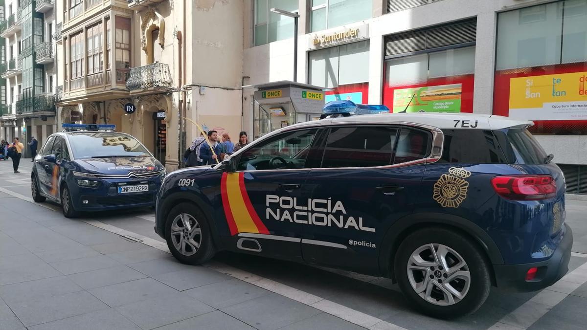 Agentes frente a las oficinas del banco.