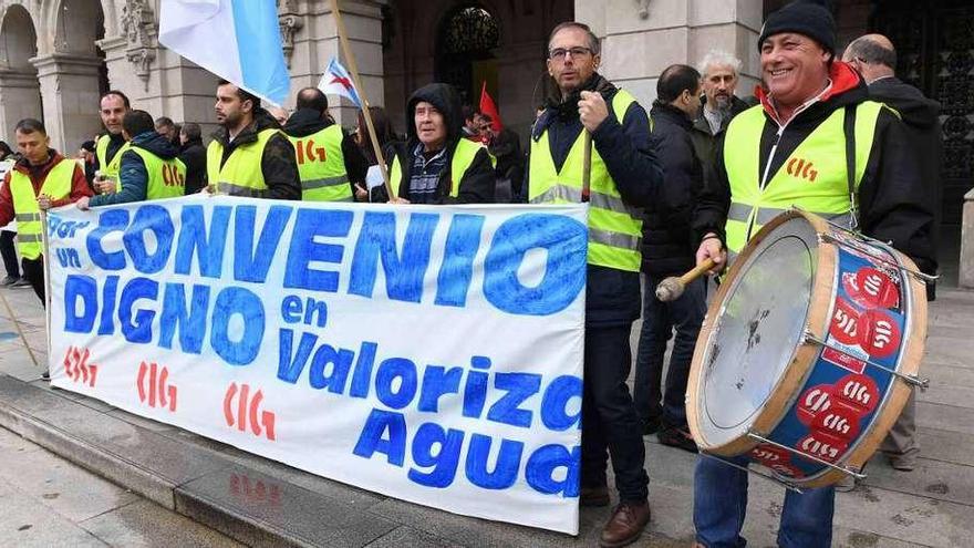 Concentración de trabajadores de Valoriza ante el Palacio Municipal.