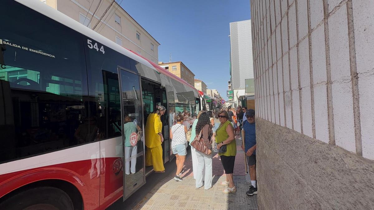 Parada de bus urbano en la calle Antonio Machado, frente a la colonia San Esteban, en Torrevieja