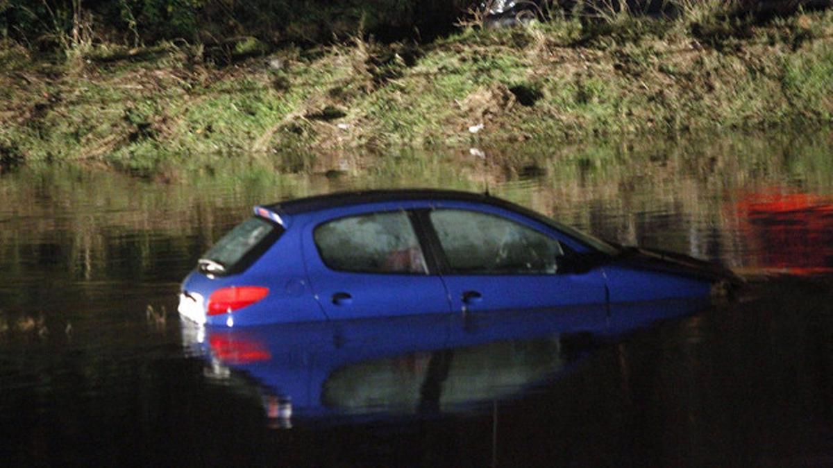 El vehículo en el que viajaban los cuatro fallecidos, este domingo, en el río Seco, en la localidad castellonense de Onda.