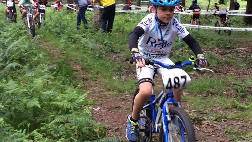 El Club Ciclista Estradense compite en el Trofeo Ría de Marín