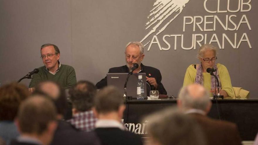 Por la izquierda, Carlos Ponte, Higinio Beiras y Gloria García Nieto, ayer, en la presentación.