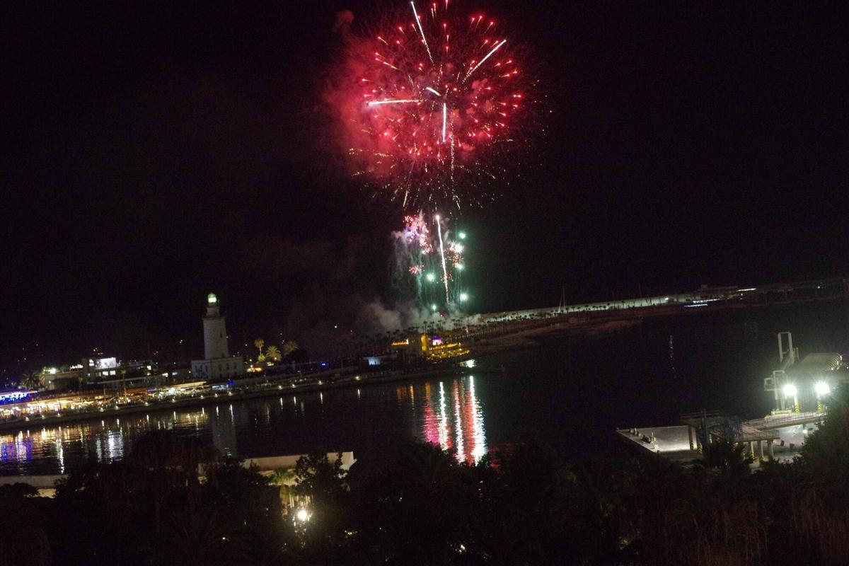 Fuegos de inicio de la Feria de Málaga desde desde el hotel Catalonia Molina Lario Fuegos de inicio de la Feria de Málaga desde desde el hotel Catalonia Molina Lario
