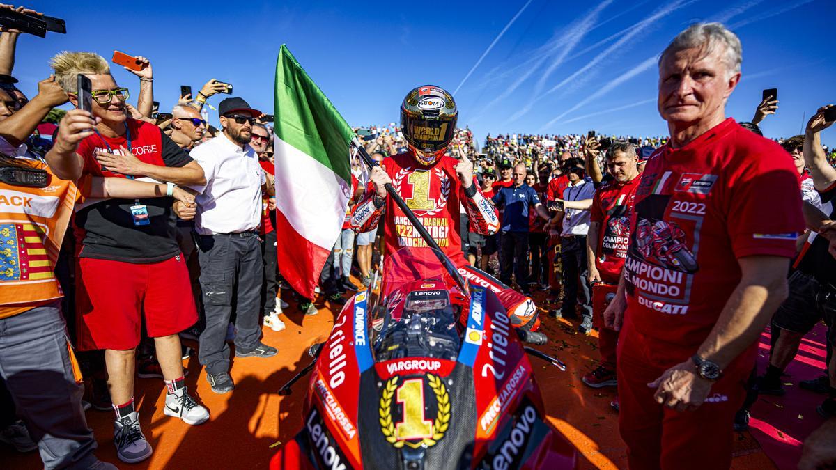 Bagnaia Francesco celebrant el seu triomf a moto GP