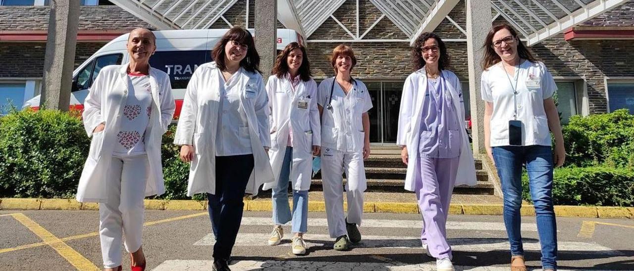 Por la izquierda, María Fernández, Alejandra Menéndez, Tania Rubio, Susana Filgueira, Raquel Salazar y Elba González, ayer, en el hospital. | T. Cascudo