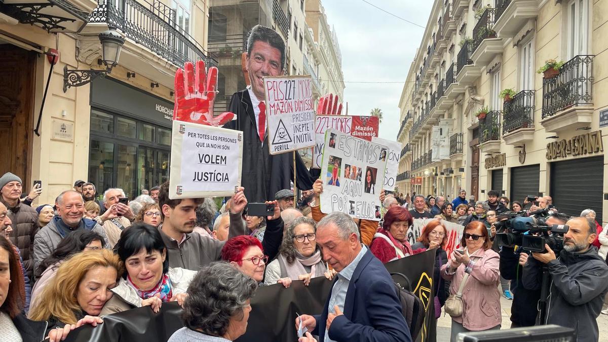 VÍDEO: Víctimas de la Dana protestan contra Mazón antes de la sesión de control al president
