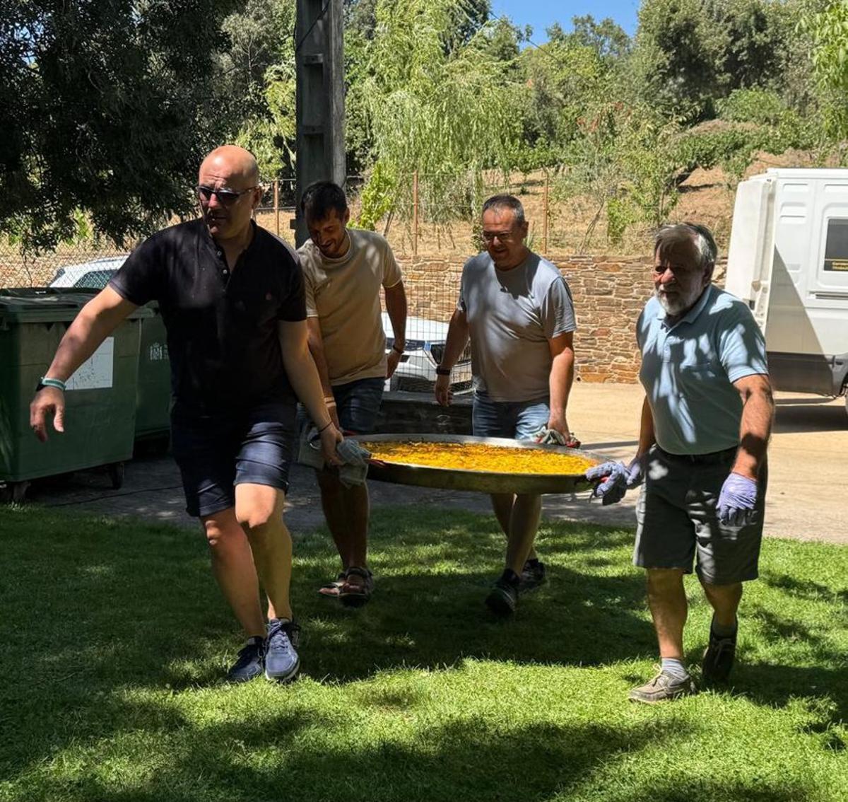 Trabazos abre el verano cultural con la comida de hermandad de socios de "La Peñona"